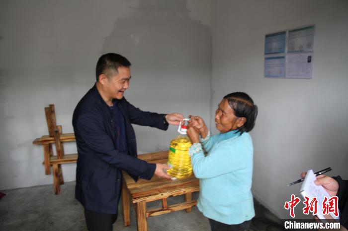 走访慰问贵州省晴隆县大厂镇高岭村坚苦群众。宁海民政供图 走访慰问贵州省晴隆县大厂镇高岭村坚苦群众。宁海民政供图
