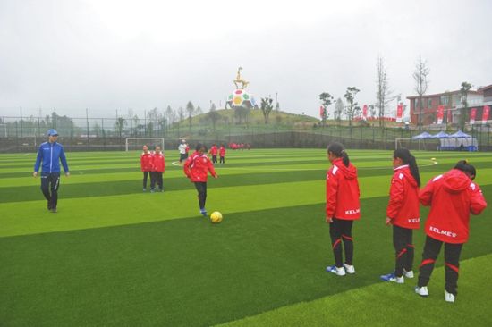 大凉山放飞绿茵梦 四川组建全国首支彝族女子足球队