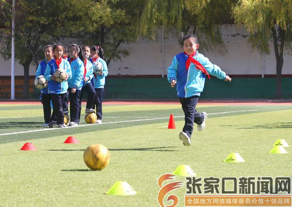 优质足球课放飞少年绿茵梦