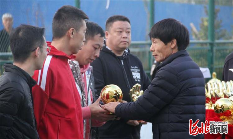 河北张家口足球联赛举办颁奖仪式部分组别奖项颁发