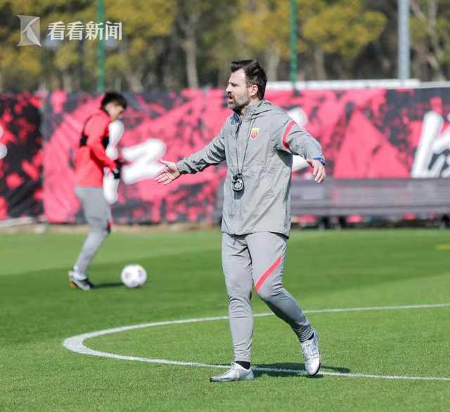 7041b4be78ac47b4573a187cdb8dca1e.jpg 上海海港足球队 新主帅正式到位