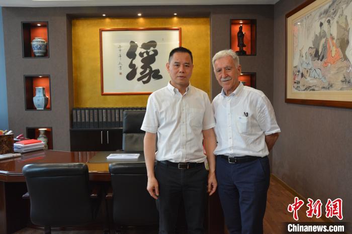 德国卡尔蔡斯耶拿足球俱乐部主席与冯庆华交换合影。受访者供图 德国卡尔蔡斯耶拿足球俱乐部主席与冯庆华交换合影。受访者供图