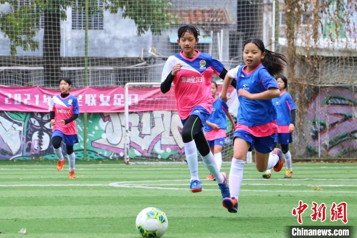 女孩们在反抗赛中拼抢足球。 林楷煜 摄 女孩们在反抗赛中拼抢足球。 林楷煜 摄