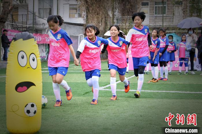 女孩们在趣味游戏中运球闯关。 林楷煜 摄 女孩们在趣味游戏中运球闯关。 林楷煜 摄