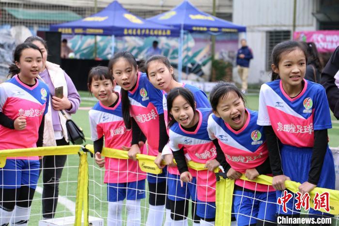 在场外的女孩们为伙伴加油打气。 林楷煜 摄 在场外的女孩们为伙伴加油打气。 林楷煜 摄