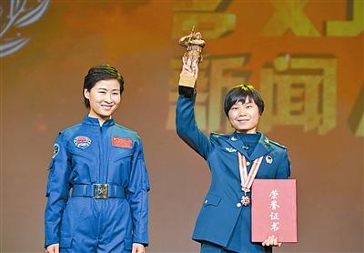 全军和武警步队“百名好班长新闻人物”颁奖仪式在北京中国剧院举办